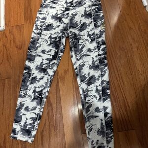 Reebok girls 14/16 Gray and White Patterned Leggings